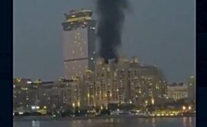 Edificio en Bahr&eacute;in con humo tras un ataque de dron iran&iacute;