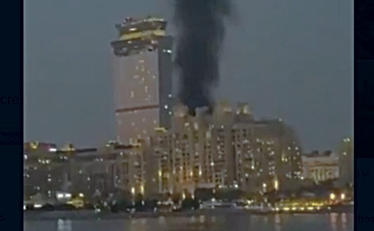 Edificio en Bahréin con humo tras un ataque de dron iraní