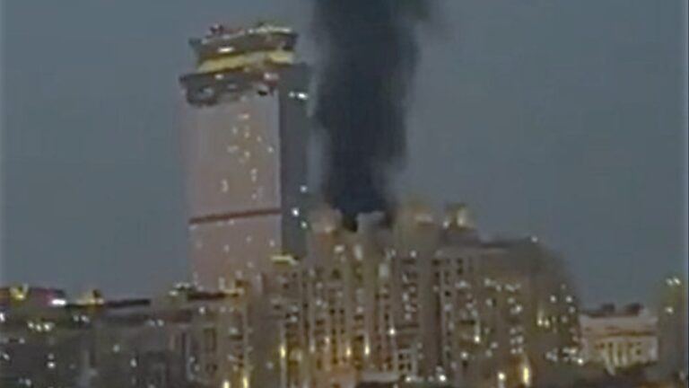 Edificio en Bahréin con humo tras un ataque de dron iraní