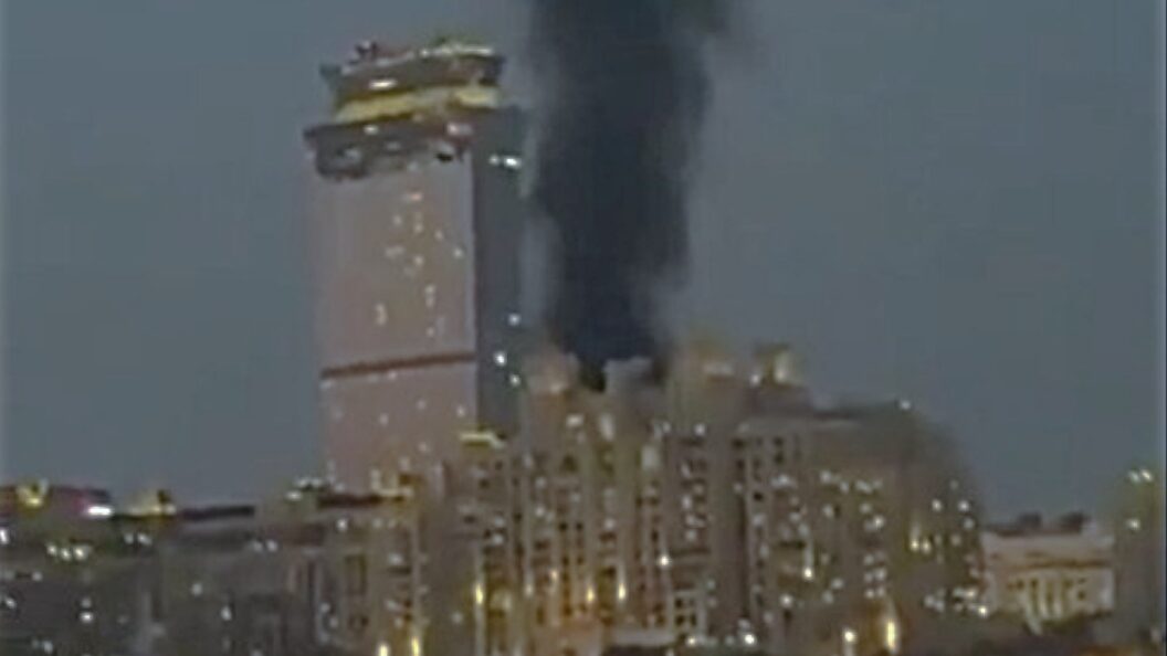 Edificio en Bahr&eacute;in con humo tras un ataque de dron iran&iacute;