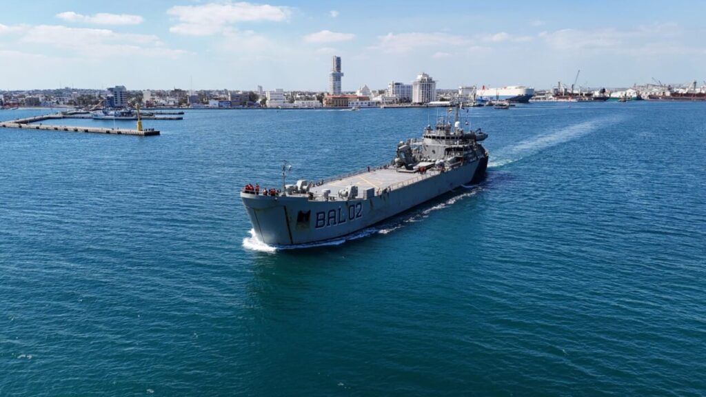 Barco de la Armada de M&eacute;xico navegando hacia Cuba con ayuda humanitaria