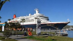 El barco Nippon Maru en el puerto, con cielo azul claro.
