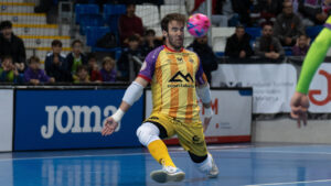 Carlos Barr&oacute;n realizando una parada en un partido de futsal