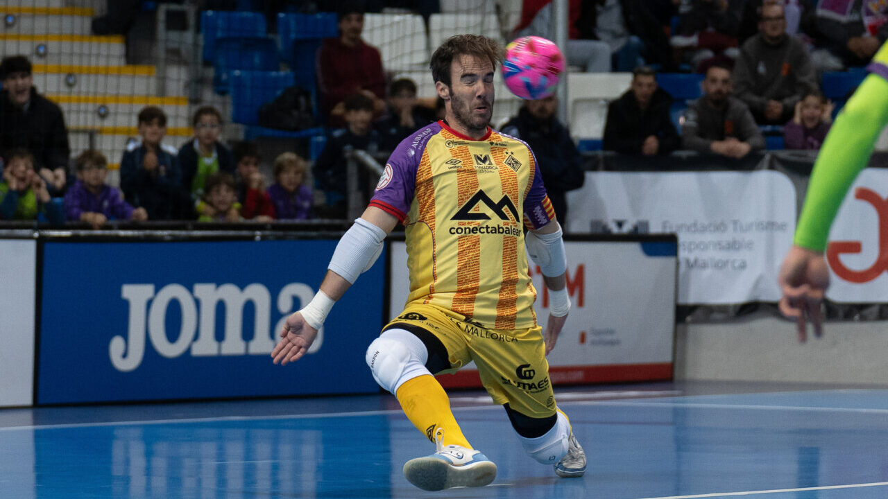Carlos Barr&oacute;n realizando una parada en un partido de futsal