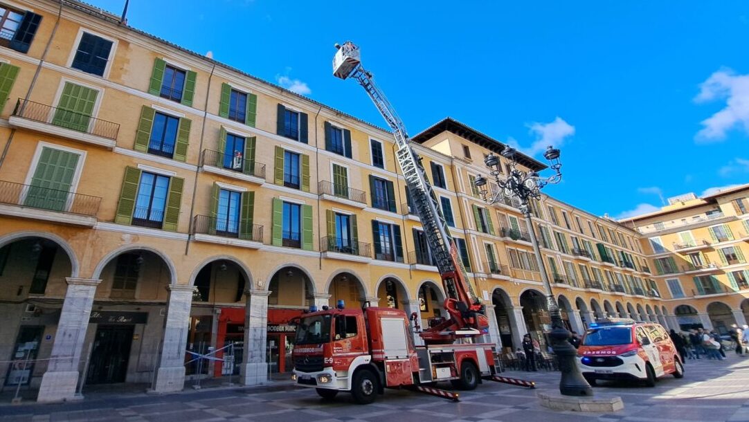 Bomberos trabajando en un desprendimiento en la Plaza de Espa&ntilde;a de Palma