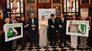 Grupo de personas con brazaletes verdes en evento contra el c&aacute;ncer