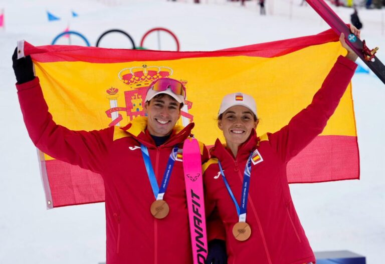 Oriol Cardona y Ana Alonso celebrando su medalla de bronce en esquí de montaña