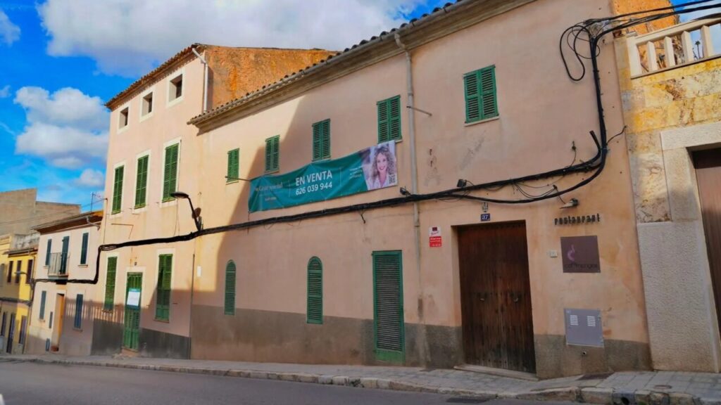 Edificio de Ca ses Monges en Sant Jordi, Palma, con cielo azul