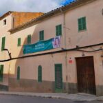 Edificio de Ca ses Monges en Sant Jordi, Palma, con cielo azul