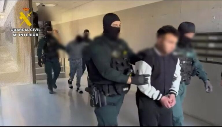 Agentes de la Guardia Civil deteniendo a un sospechoso en Mallorca