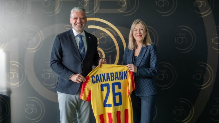 Mar&iacute;a Cruz Rivera y Jordi Horrach sosteniendo una camiseta de CaixaBank
