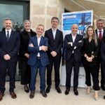 Grupo de profesionales de CaixaBank en el Hotel Nixe Palace durante evento empresarial