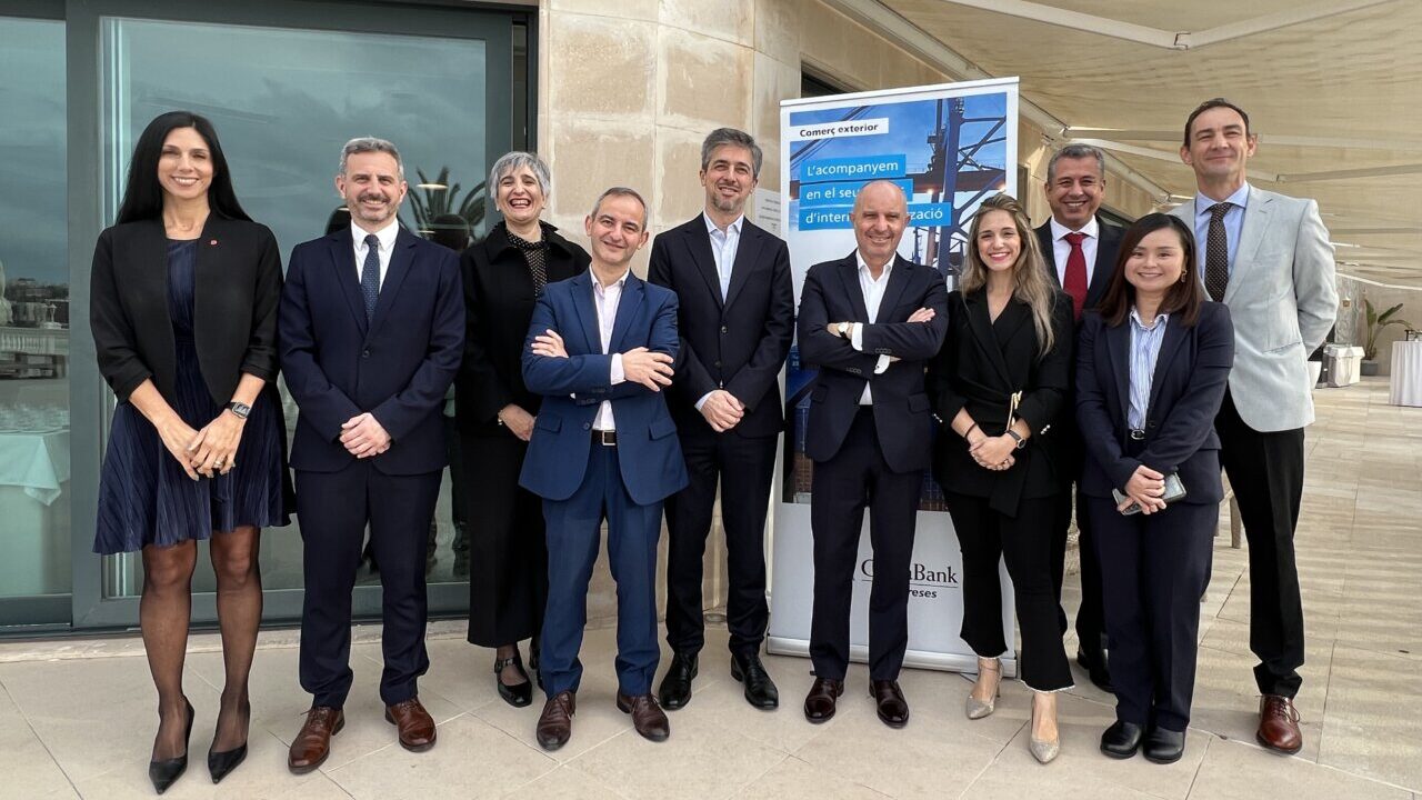 Grupo de profesionales de CaixaBank en el Hotel Nixe Palace durante evento empresarial