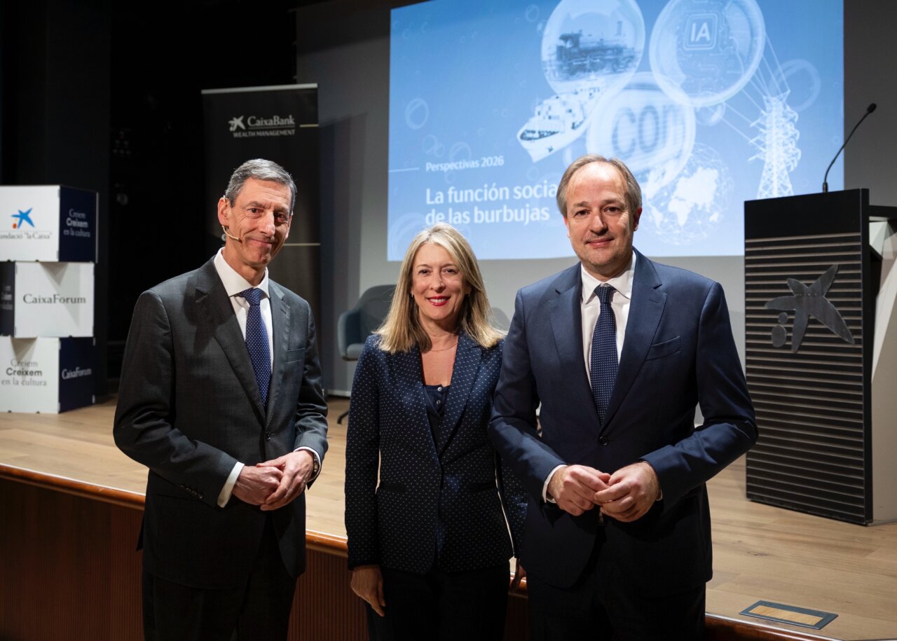 Tres representantes de CaixaBank en un evento sobre perspectivas econ&oacute;micas.