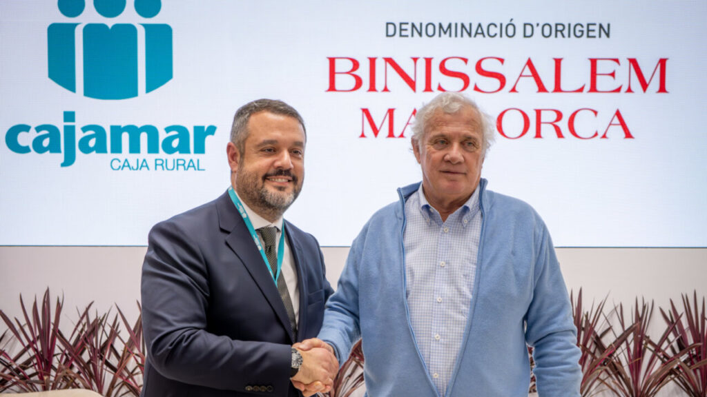 Representantes de Cajamar y D.O. Binissalem Mallorca firmando un convenio