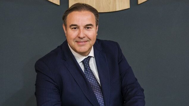 Retrato de un profesional en un entorno de oficina moderna.