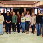 Grupo de personas en reuni&oacute;n sobre programa intergeneracional en Calvi&agrave;