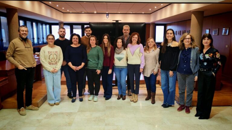 Grupo de personas en reuni&oacute;n sobre programa intergeneracional en Calvi&agrave;