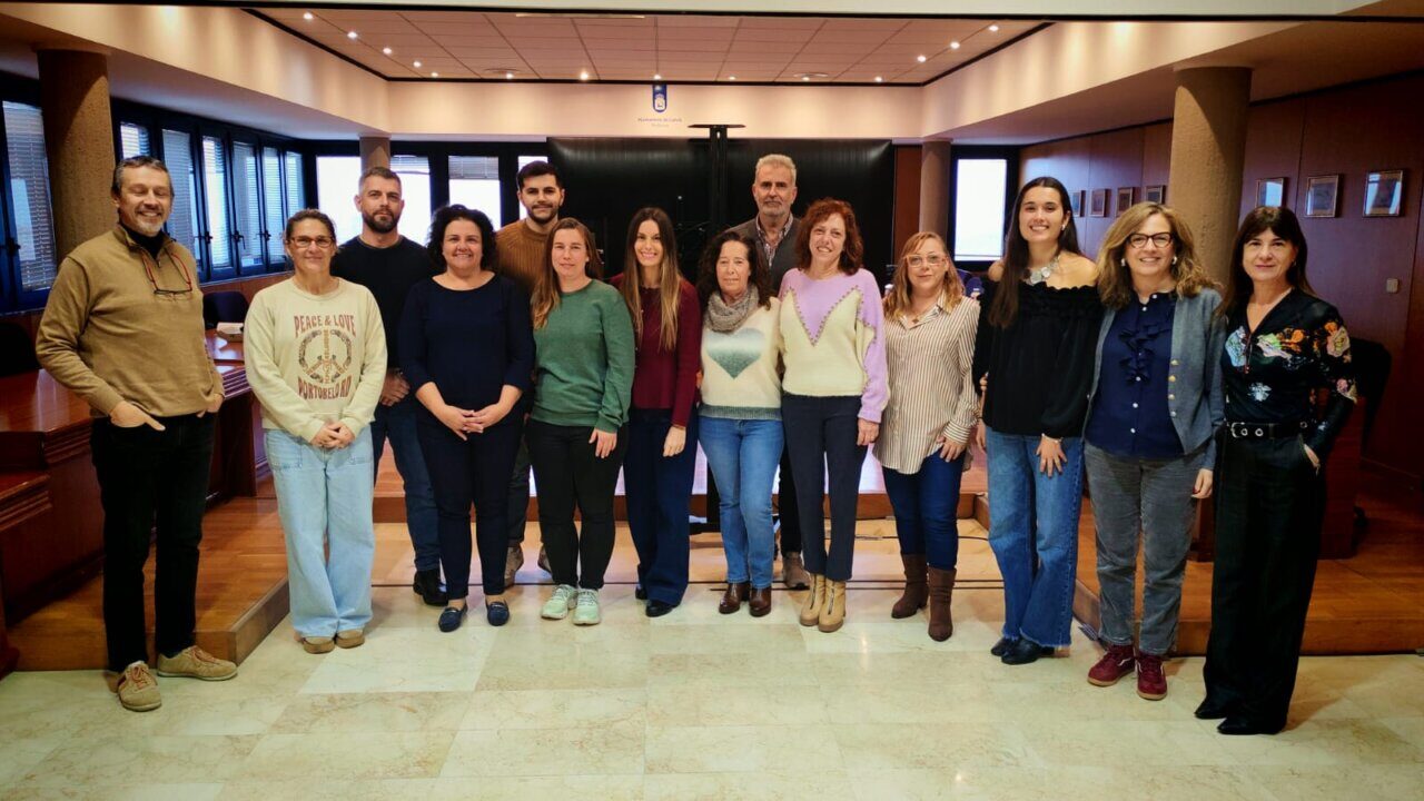 Grupo de personas en reuni&oacute;n sobre programa intergeneracional en Calvi&agrave;