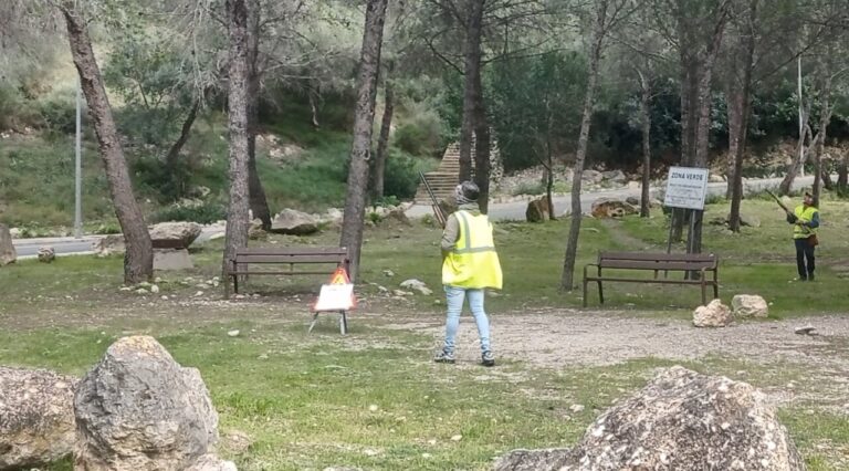 Personas trabajando en la lucha contra la procesionaria en Calvi&agrave;