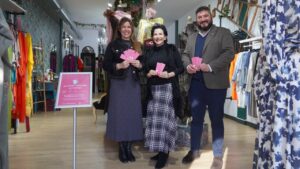 Tres personas sosteniendo marcap&aacute;ginas plantables en una tienda de Marratx&iacute;