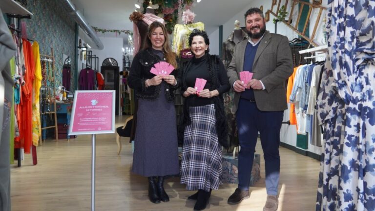 Tres personas sosteniendo marcap&aacute;ginas plantables en una tienda de Marratx&iacute;
