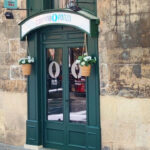 Fachada de la Cantina Panz&aacute; en Palma con flores colgantes