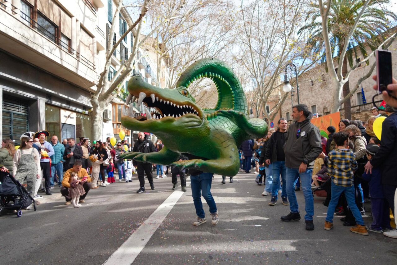 Desfile infantil de carnaval en Palma con un gran drag&oacute;n verde