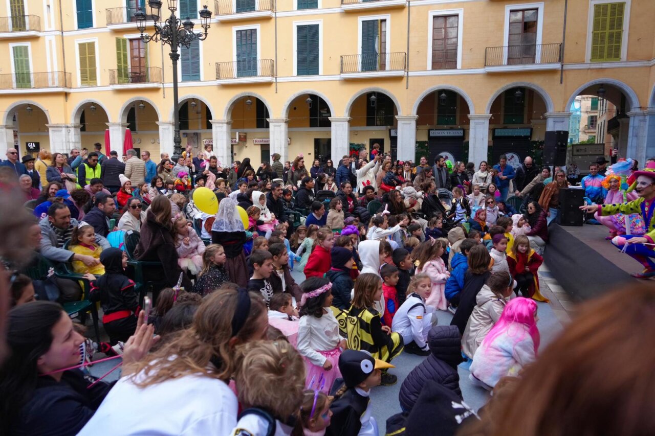 Ni&ntilde;os disfrazados disfrutando del carnaval en Palma con un ambiente festivo
