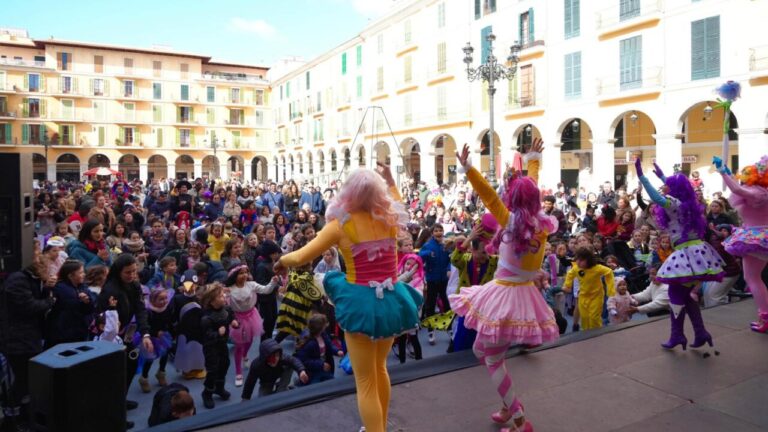 Desfile infantil de Carnaval en Palma con disfraces y m&uacute;sica
