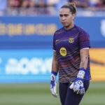 Cata Coll, portera del FC Barcelona, en el campo de fútbol.