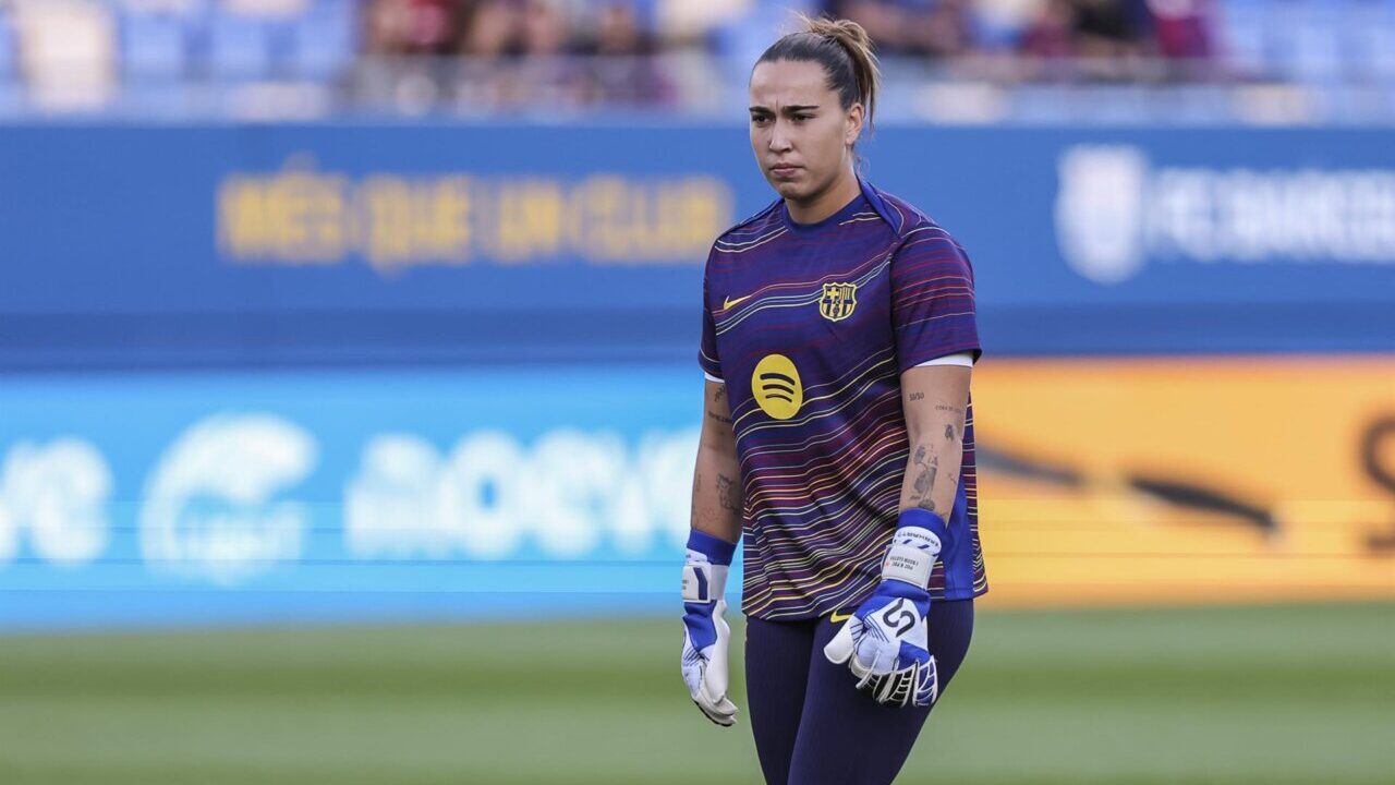 Cata Coll, portera del FC Barcelona, en el campo de f&uacute;tbol.