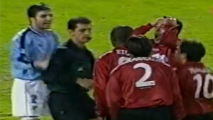 Jugadores del Celta y Mallorca discutiendo durante un partido en 2000