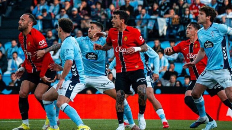 Jugadores del Celta y Mallorca en un partido en Bala&iacute;dos