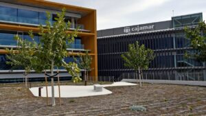 Edificio moderno del Centro Financiero Cajamar con &aacute;rboles y paisaje urbano