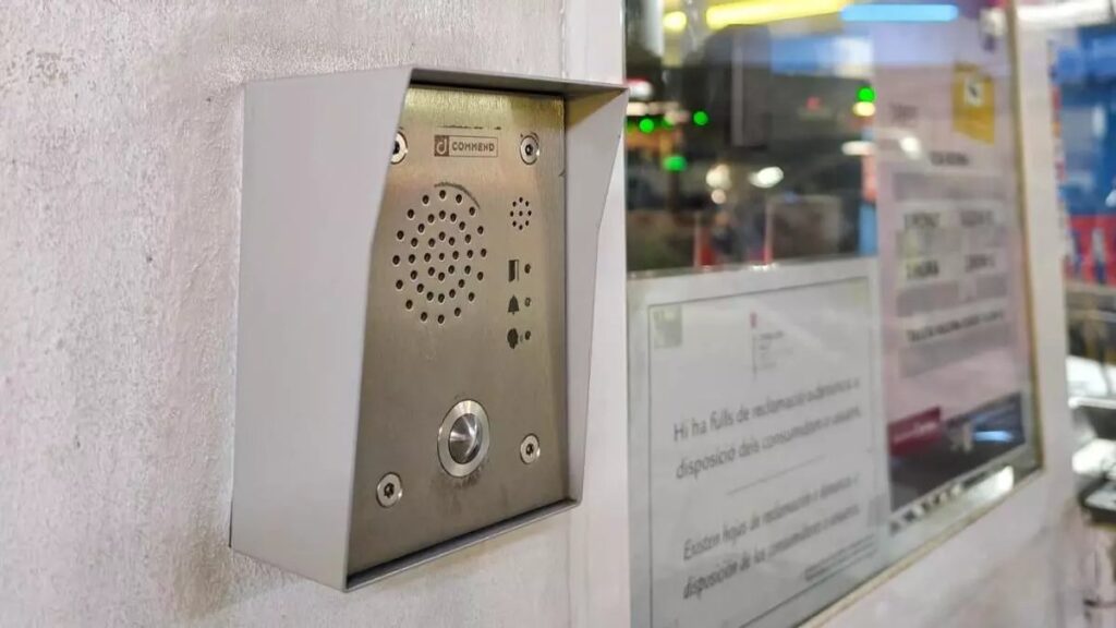 C&aacute;mara de videovigilancia y sistema de megafon&iacute;a en parking