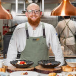 Chef &Aacute;lex Pardo en su cocina con platos preparados