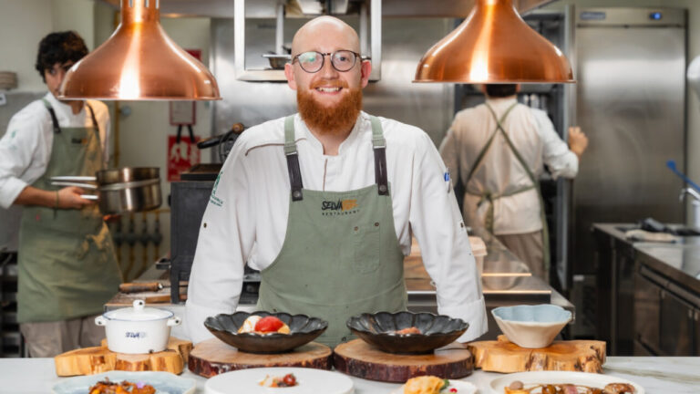 Chef &Aacute;lex Pardo en su cocina con platos preparados