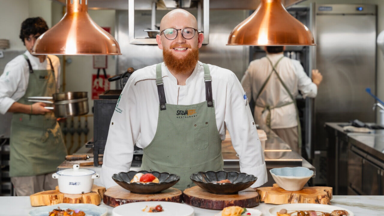Chef &Aacute;lex Pardo en su cocina con platos preparados