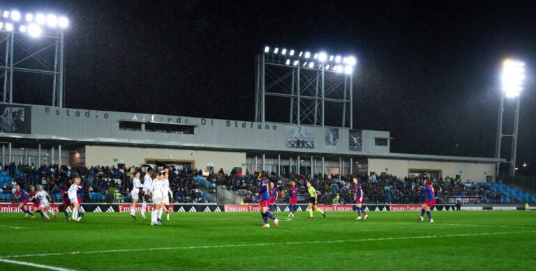Partido de f&uacute;tbol femenino entre Bar&ccedil;a y Real Madrid en el Estadio Alfredo Di St&eacute;fano