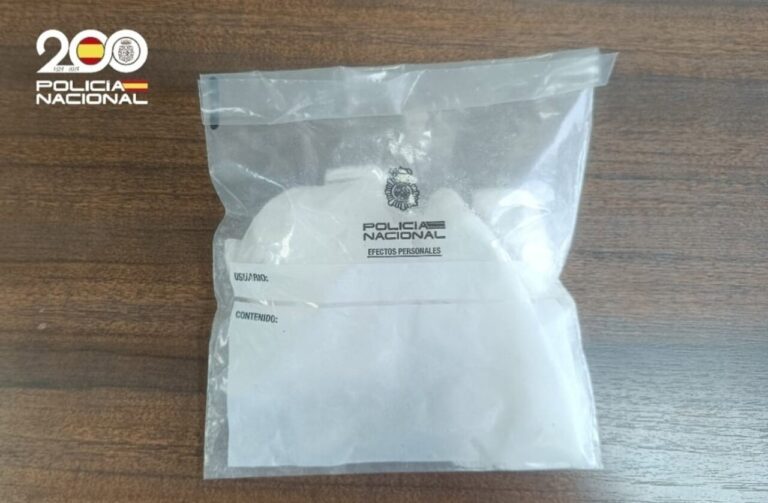 Paquete de coca&iacute;na encontrado en un calcet&iacute;n durante un arresto.
