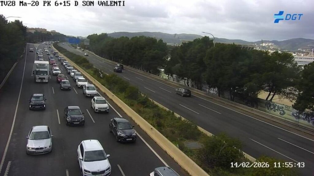Colisión entre un camión y dos coches en la vía de Cintura
