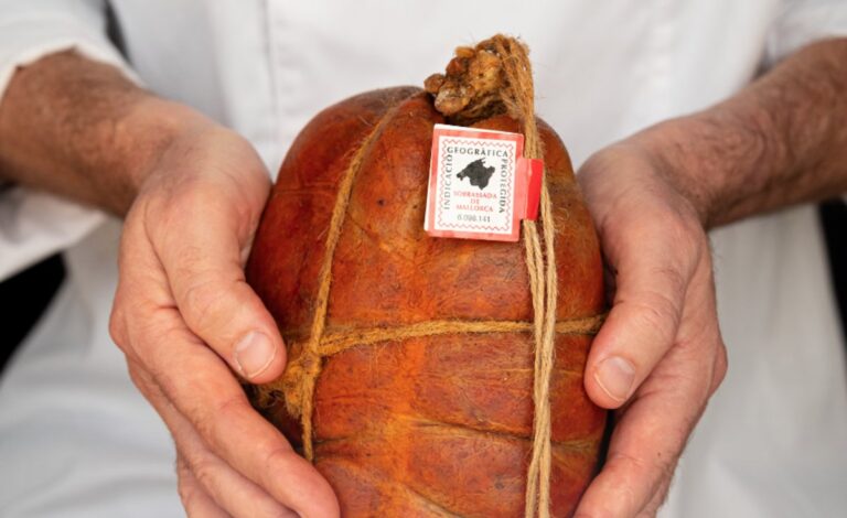 Sobrassada de Mallorca en manos de un chef con etiqueta IGP