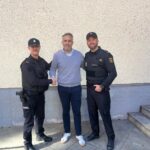 Conductor agradeciendo a dos policías en una jefatura