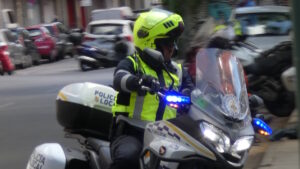 Polic&iacute;a local en motocicleta durante un operativo en Palma