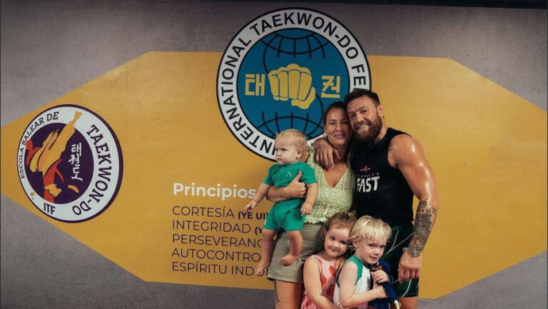 Conor McGregor con niños en la escuela de Taekwondo en Mallorca