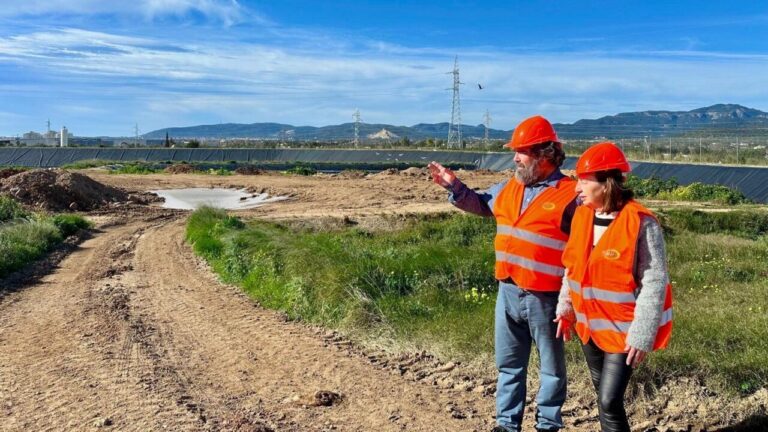 Dos personas en un terreno observando la construcci&oacute;n de instalaciones para incinerar animales.