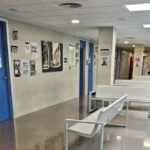 Pasillo vacío de un centro de salud con puertas de consultas cerradas