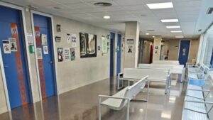 Pasillo vac&iacute;o de un centro de salud con puertas de consultas cerradas
