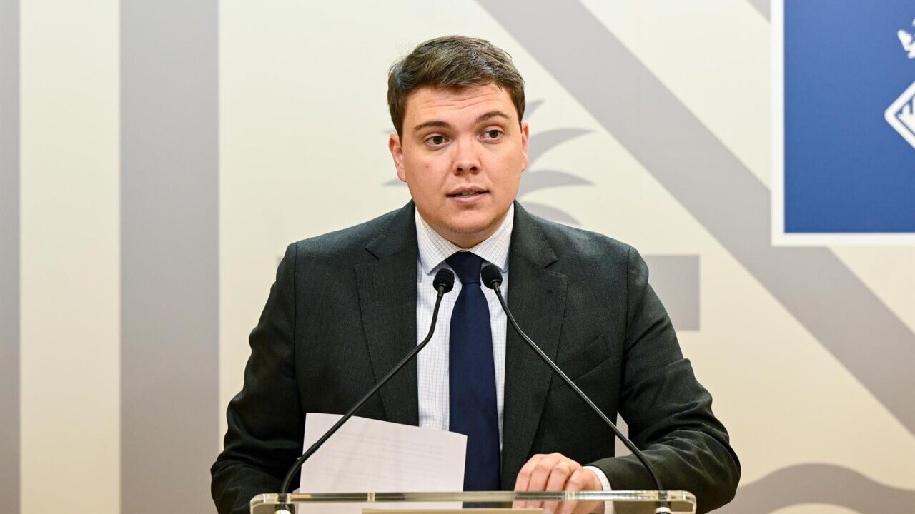 Lloren&ccedil; Bauz&aacute; durante una presentaci&oacute;n en el Ayuntamiento de Palma
